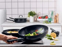 BK Wokpan Easy Induction - Aluminium - ø 30 Cm / 5 Liter - Keramische Anti-aanbaklaag -Thuiskeuken 057dd567e24016bfd2f6c2e554328d25a95bde80 BK Easy Induction Wok 006