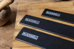 Blackwell Mesbeschermer - Universeel - Zwart - Voor Messen Met Een Lemmet Tot 22 Cm 12 Blackwell Mesbeschermer - Universeel - Zwart - Voor Messen Met Een Lemmet Tot 22 Cm -Thuiskeuken 11 Blackwell Messenbeschermers sfeer 2