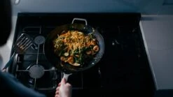 Saveur Selects Pannenset - Carbon Steel (Wokpan ø 35 Cm + Koekenpan ø 30 Cm) - Inductie En Alle Andere Warmtebronnen -Thuiskeuken 1200x675 3