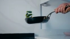 Saveur Selects Pannenset - Carbon Steel (Wokpan ø 35 Cm + Koekenpan ø 30 Cm) - Inductie En Alle Andere Warmtebronnen -Thuiskeuken 1200x675 4