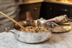 Saveur Selects Pannenset Voyage - TriPly RVS - 6 Delige Set -Thuiskeuken 3QT Sauteuse Lifestyle 1 scaled 1