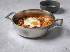 Saveur Selects Pannenset Voyage - TriPly RVS - 6 Delige Set -Thuiskeuken 3QT Sauteuse Lifestyle 4 scaled 1