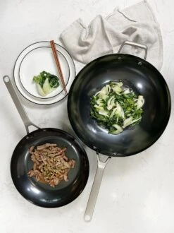 Saveur Selects Pannenset - Carbon Steel (Wokpan ø 35 Cm + Koekenpan ø 30 Cm) - Inductie En Alle Andere Warmtebronnen -Thuiskeuken 899x1200