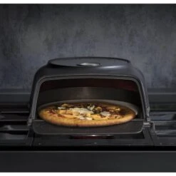 Fernus & Friends Pizza Oven - Voor Fornuis - Black Matted - Voor ø 26 Cm Pizza's -Thuiskeuken Fernus Zwart Voorkant sfeer
