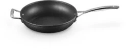 Le Creuset Sauteerpan Les Forgées TNS - ø 26 Cm / 2.7 Liter - Standaard Anti-aanbaklaag 10 Le Creuset Sauteerpan Les Forgées TNS - ø 26 Cm / 2.7 Liter - Standaard Anti-aanbaklaag -Thuiskeuken LC 20190624 ZS PS FS 51101260010202 002 1