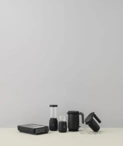 RIG TIG Rig-Tig Handmixer Foodie - 170 W - Zwart -Thuiskeuken LS Z00601 1 Z00602 1 Z00603 1 Z00604 1 Z00605 1 FOODIE black 1