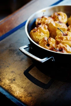 Le Creuset Hapjespan Met Deksel - Les Forgées TNS - ø 26 Cm / 2.7 Liter - Standaard Anti-aanbaklaag -Thuiskeuken RS3631 FRJ 7438 lpr