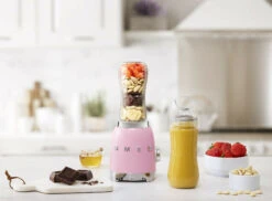 SMEG Smoothie Blender - Compact - Roze - 600 Ml - PBF01PKEU 11 SMEG Smoothie Blender - Compact - Roze - 600 Ml - PBF01PKEU -Thuiskeuken WEB PBF01PKEU L01.jpg