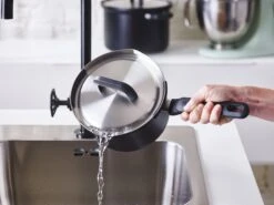 BK Pannenset Flow Cool - Zwart / RVS - 4 Delige Set 14 BK Pannenset Flow Cool - Zwart / RVS - 4 Delige Set -Thuiskeuken bff19d98eb3c21bdf39016c85eb7e1f4b22fa96f BK Flow cool Bl Cvd Saucepan Pour