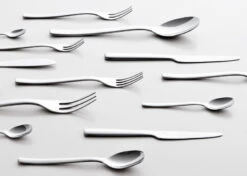 Alessi Gebaksvork Ovale - REB09/16 - Door Ronan & Erwan Bouroullec -Thuiskeuken dezeen Ovale cutlery by Ronan and Erwan Bouroullec for Alessi 12 1 1