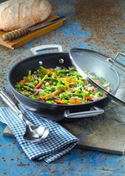 Le Creuset Wokpan Les Forgées TNS - ø 28 Cm / 3.9 Liter - Standaard Anti-aanbaklaag -Thuiskeuken le creuset wokpan 28cm sfeer