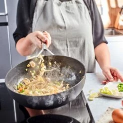 Demeyere Wokpan Alu Plus 3 - Duraslide - ø 28 Cm - Standaard Anti-aanbaklaag -Thuiskeuken pdp masonry content aluplus3 duraslide heating up quickly 750x750