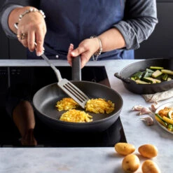 Demeyere Koekenpan Alu Comfort 3 - Duraslide - ø 20 Cm - Standaard Anti-aanbaklaag -Thuiskeuken pdp masonry content demeyere alu comfort dura 3 pan soft utensils 750x750