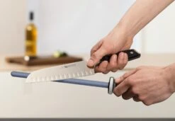 Wusthof Slijpstaaf Keramisch 26 Cm -Thuiskeuken sharpening 4455 in action